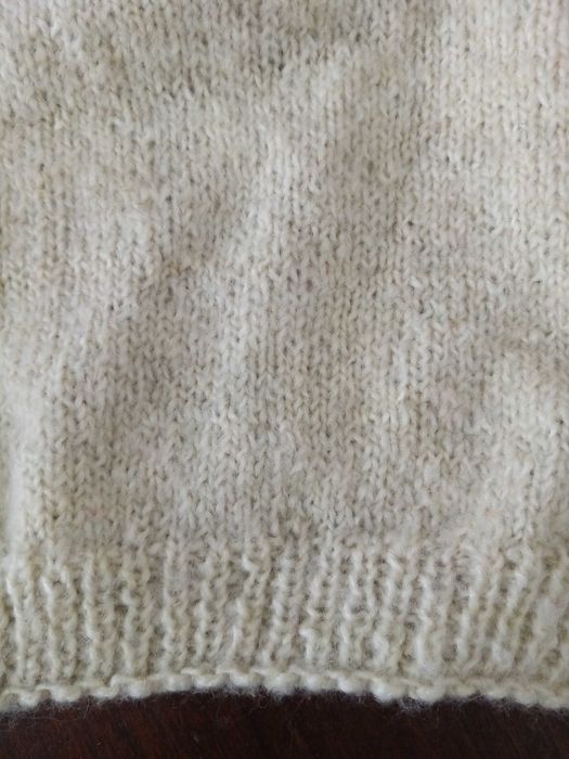 Бяла прежда тип мохер, мека бежова прежда, червен полиакрил, конци.