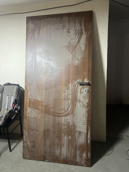 Продам белую дверь