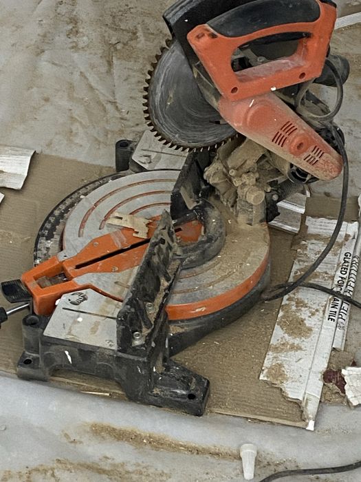 Торцовая  пила режит все …………