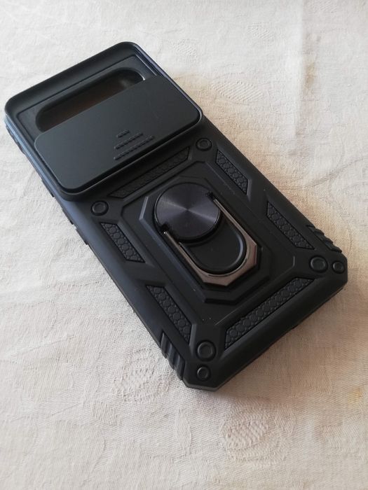 Pixel 8 - гръб със стойка.