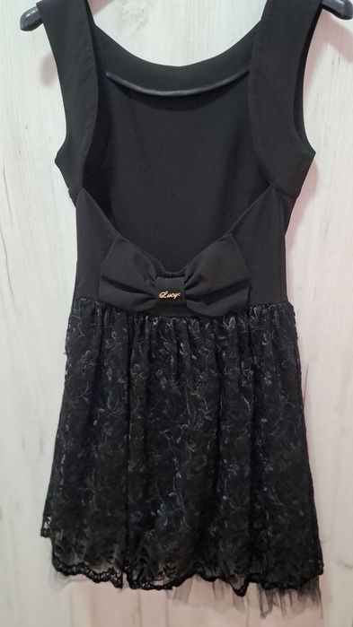 Черна рокля с гол гръб