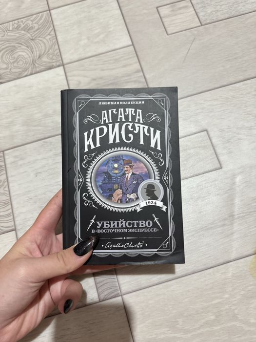 Продам книги, каждая по 700.
