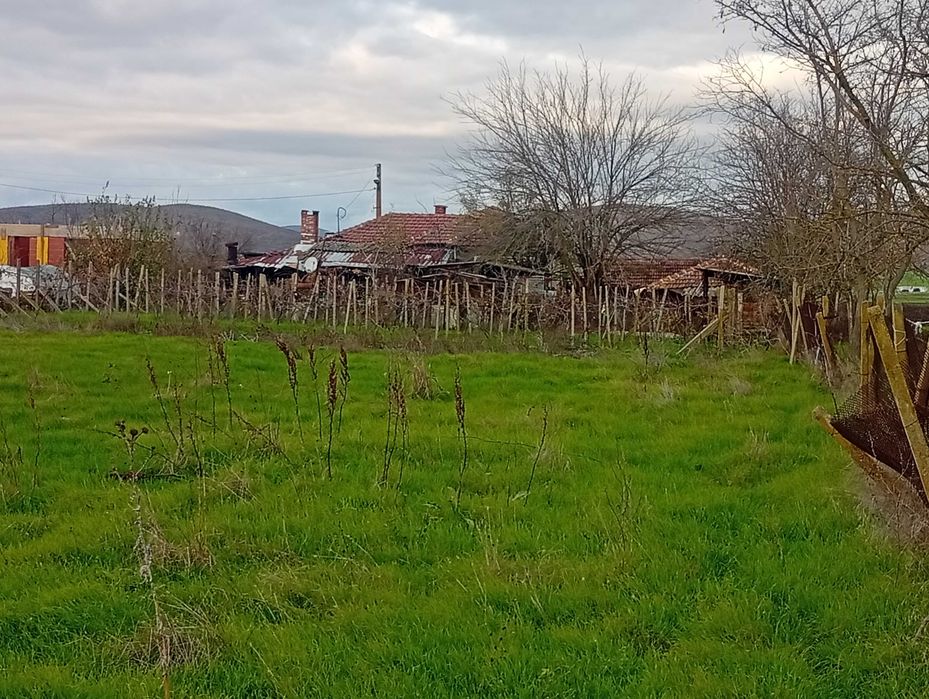 къща с двор с. Биково