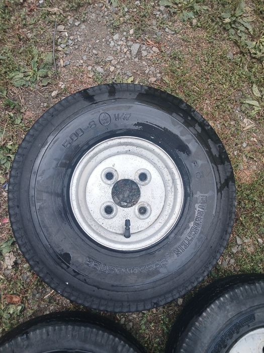 2 roți + 1 roată de rezervă