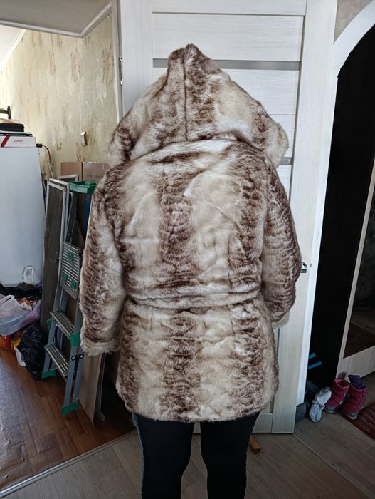 Продам шубу бело-коричневая