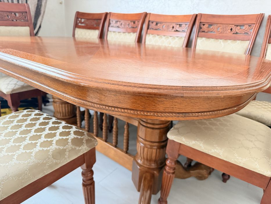 Стол в гостинную . Деревянный .