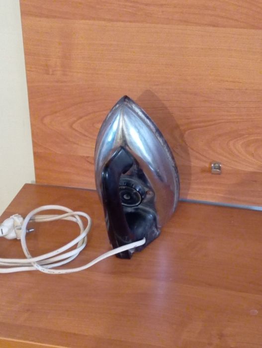 Продаётся утюг .