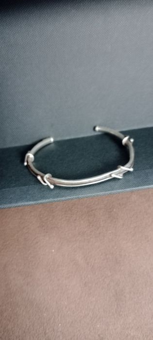 Vând brățări ca noi