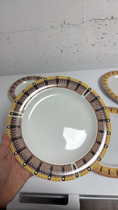 Чинии с битови елементи шевица