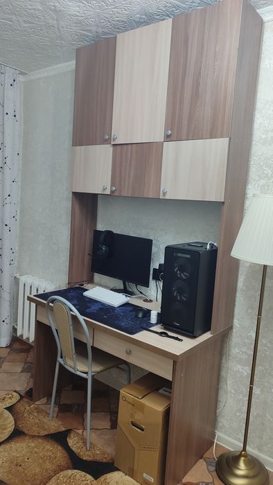 Продам компьютерный стол, со шкафчиками встроенными шкафчиками.