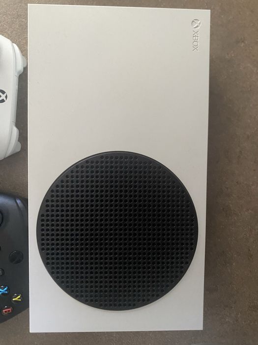 xbox series s пълен колмлект с 2 джойстика