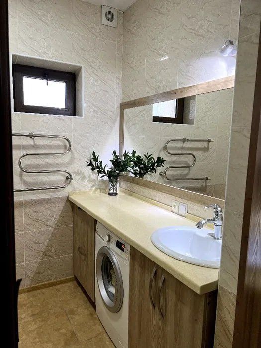 Продается  4-ком. с мебелью и техникой. М.Улугбекский рн.