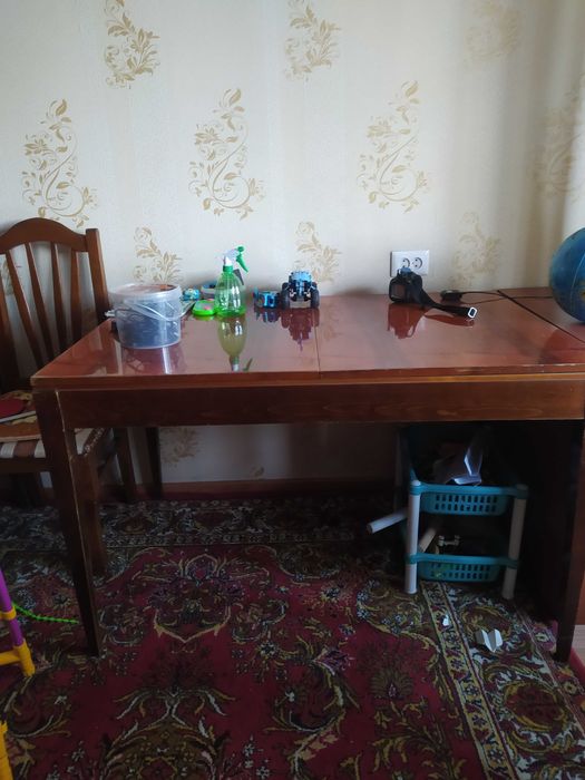 Стол полированного дерева