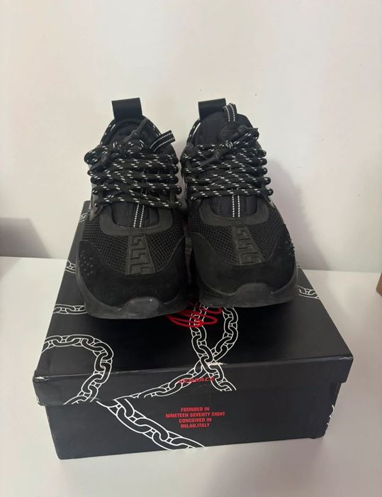 Versace chain reaction pe negru și alb