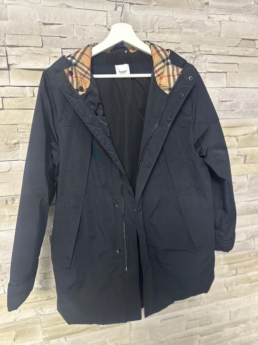 Geaca Burberry nouă