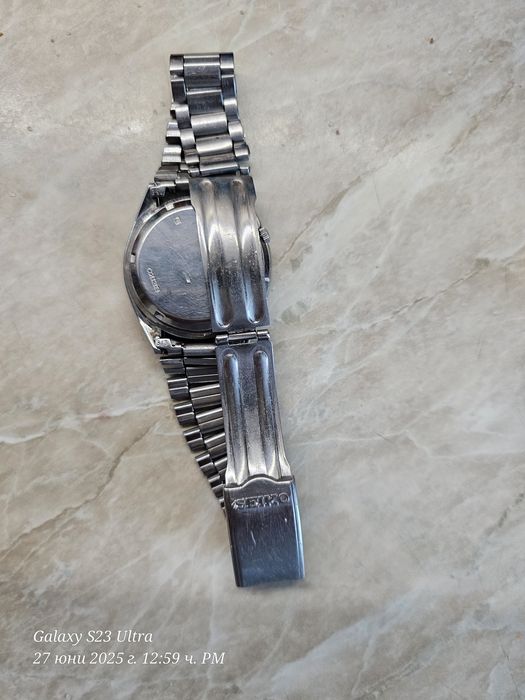 Часовник seiko5 ,профилактиран със сменено стъкло