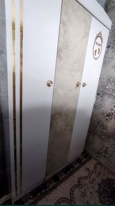 Детская мебель : 2 кровать, шкаф и тумбочка