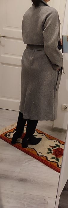 Pardesiu model deosebit petrecut si buzunare laterale, gri deschis