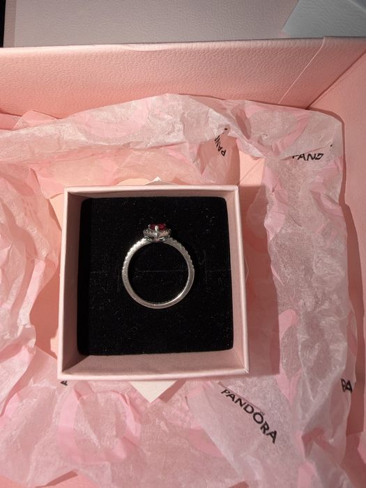 Оригинальное кольцо Pandora «Красное сердце»