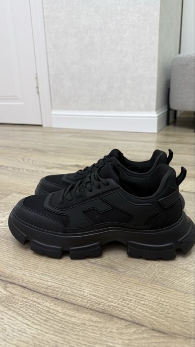 Черные кроссовки ZARA