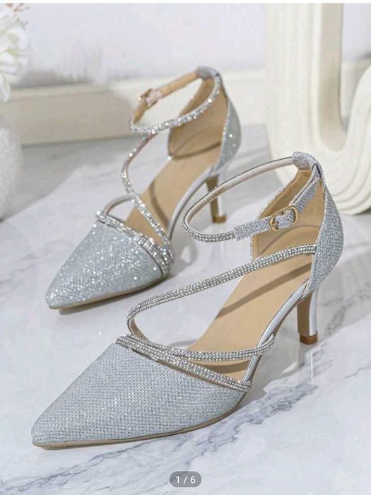 Сребърни обувки на среден ток