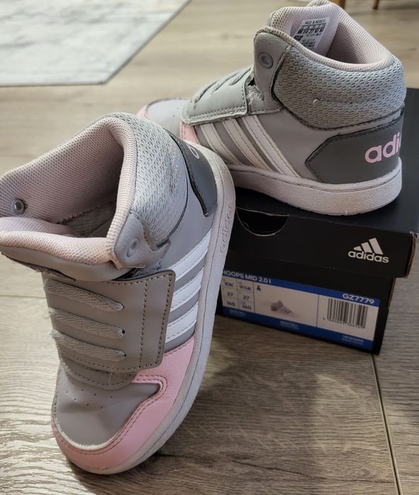 Vand ghetute fetite marca Adidas, marimea 27