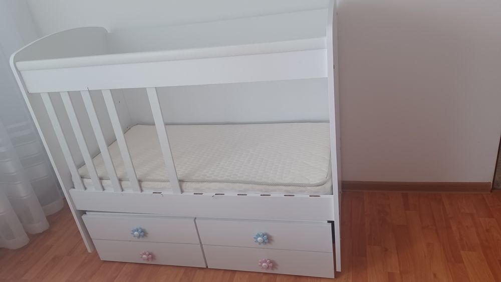 Детско легло с двулицев матрак и люлка.