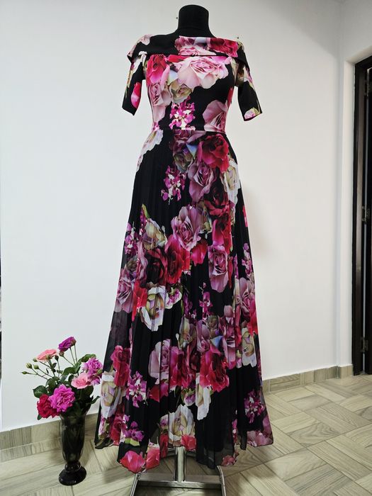 Rochie maxi superbă, model clos  cu trandafiri,