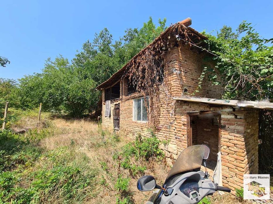 190026 Просторна триетажна къща с голям двор в село Караманово