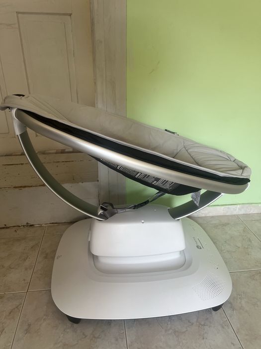 Продавам електрическа бебешка люлка 4moms mamaRoo