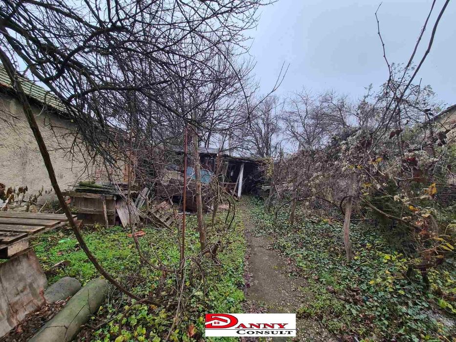 Къща с двор и гараж в гр. Павликени