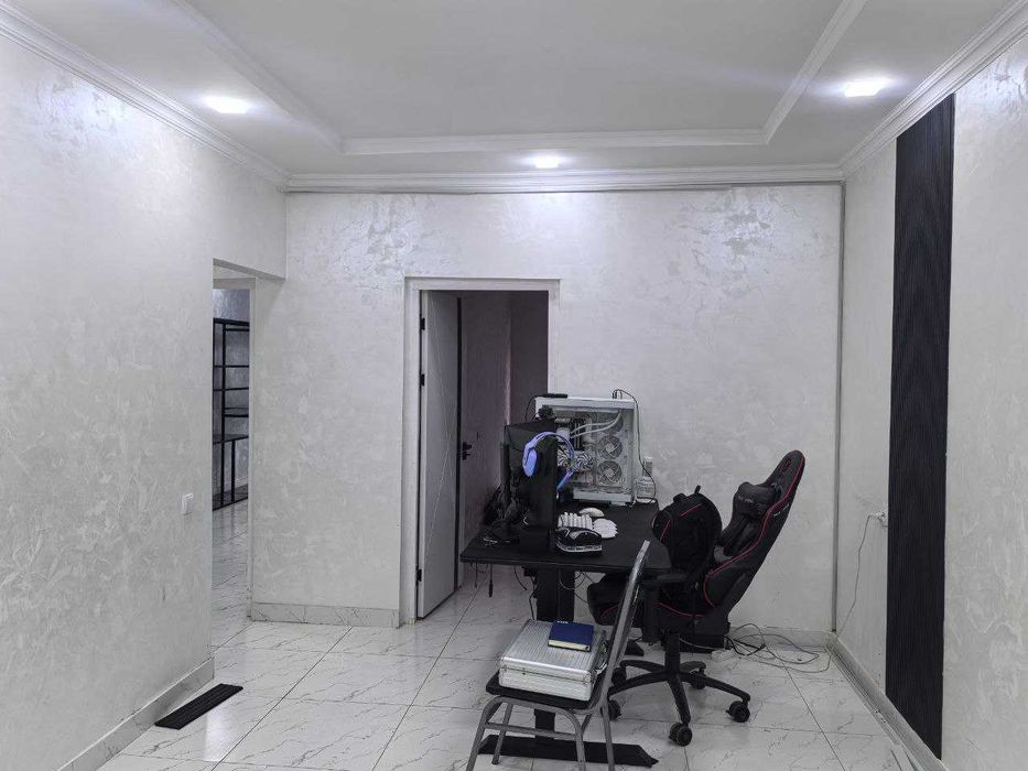 Продается нежилое помещение в Чиланзаре, вдоль дороги 75м2,