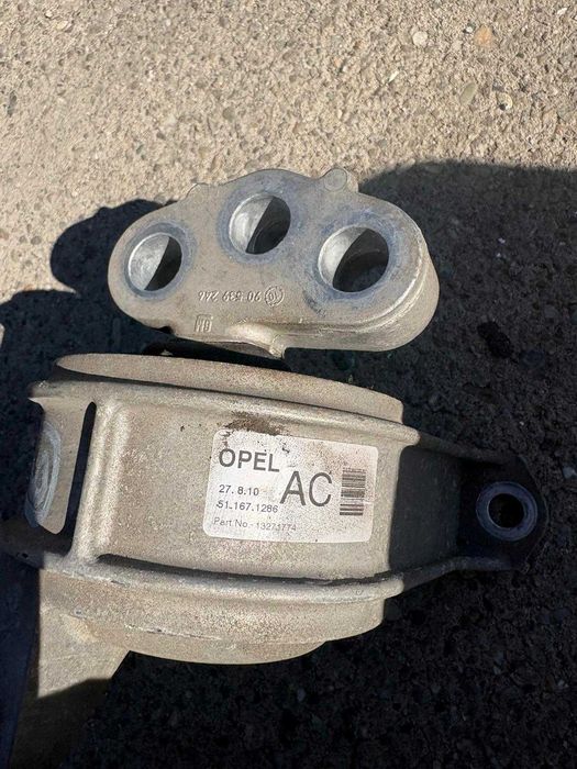 Tampon motor dreapta Opel Zafira B 90539246