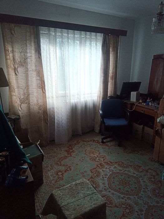 Închiriez trei camere