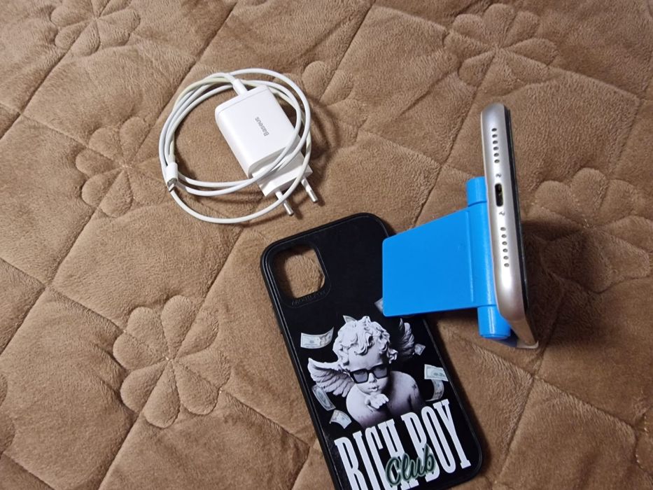 Vând iPhone 11 impecabil