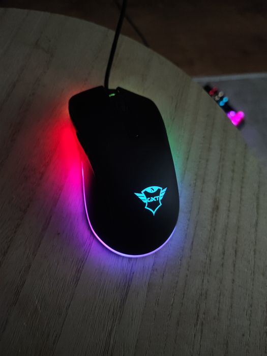 Настолен компютър с монитор, мишка и клавиатура