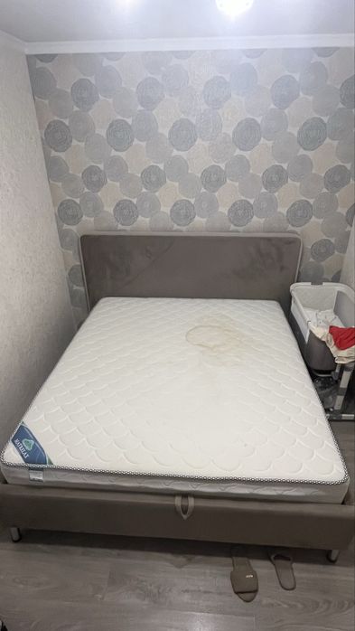 Кровать с матрасом