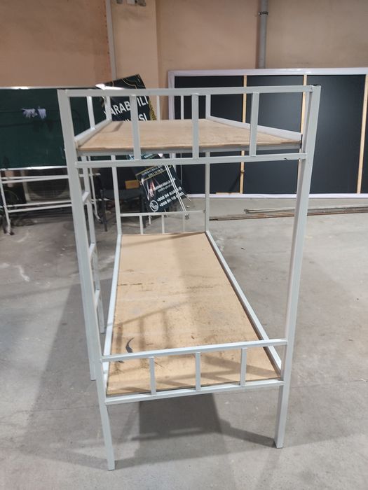 Детская двух этажный железная кровать в отличном состоянии