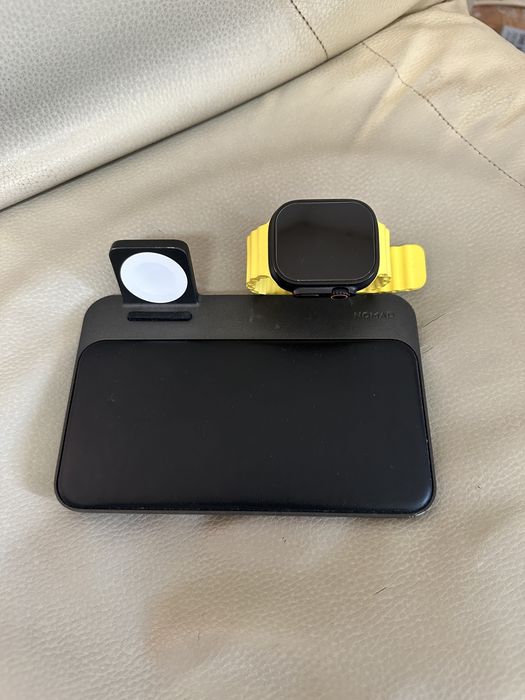 Incarcator 3 in 1 Nomad Base Station Apple Watch iPhone Casti Apple Transprt inclus in pret