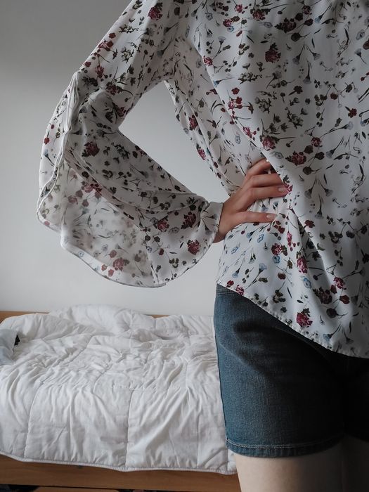 Bluză print floral cu volănașe 40 EUR