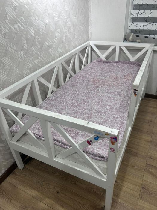 продаю двухярусную кровать.