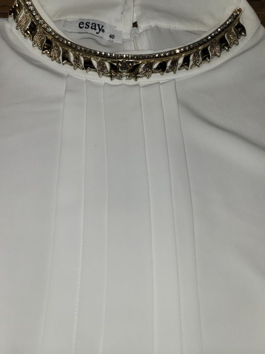 Бяла риза със златно колие