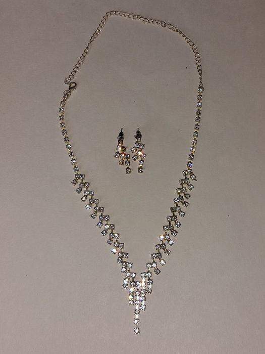 Колие и обици с камъни