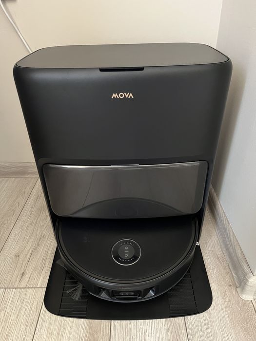 Продавам прахосмукачка робот MOVA V50 ultra complete