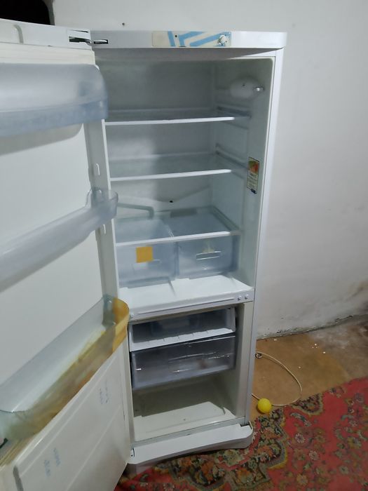 Холодильник Индезит в хорошем состоянии и шифанер тоже