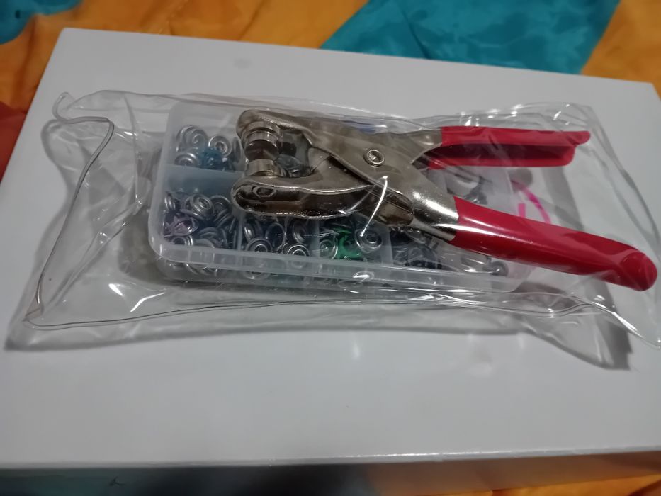 € set clești plus 200 de nasturi noi