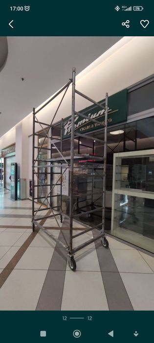 Продавам чисто ново метално олекотено мобилно скеле на колела!