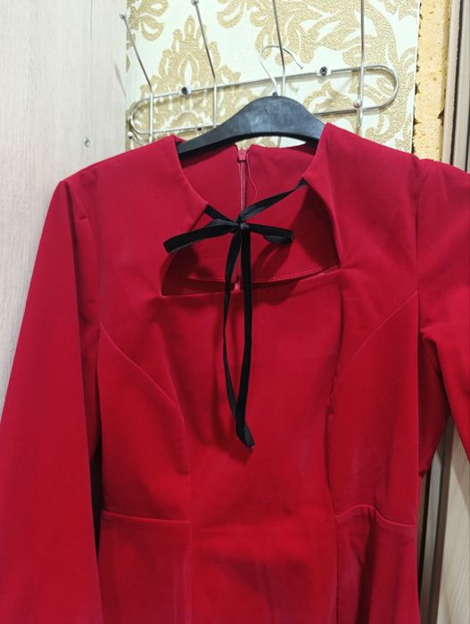 Платья на выход. Очень красивый ярко красный цвет. Материал бархат
