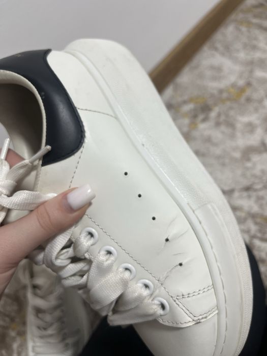 adidasi Alexander McQueen purtati cu urme de uzura