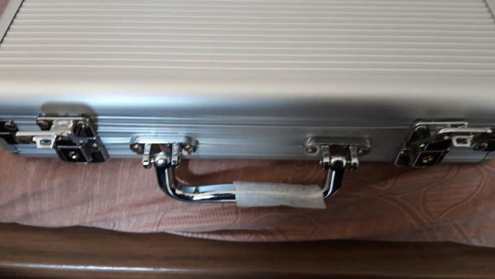 Set poker 200 jetoane imprimate. 11 grame. Cutie aluminiu. NOU!